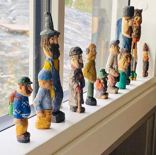 Adrians skulpturer vid ett fönster